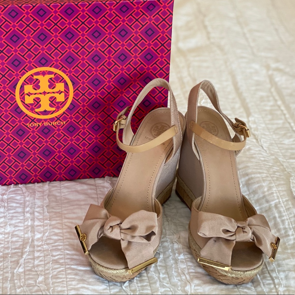 💗 TORY BURCH Nude Bow Penny Wedge Sandals